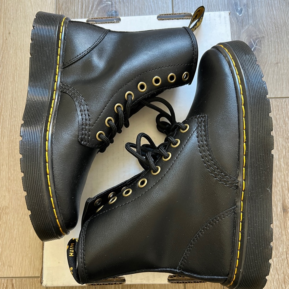 Dr. Martens NEVER WORN size 6